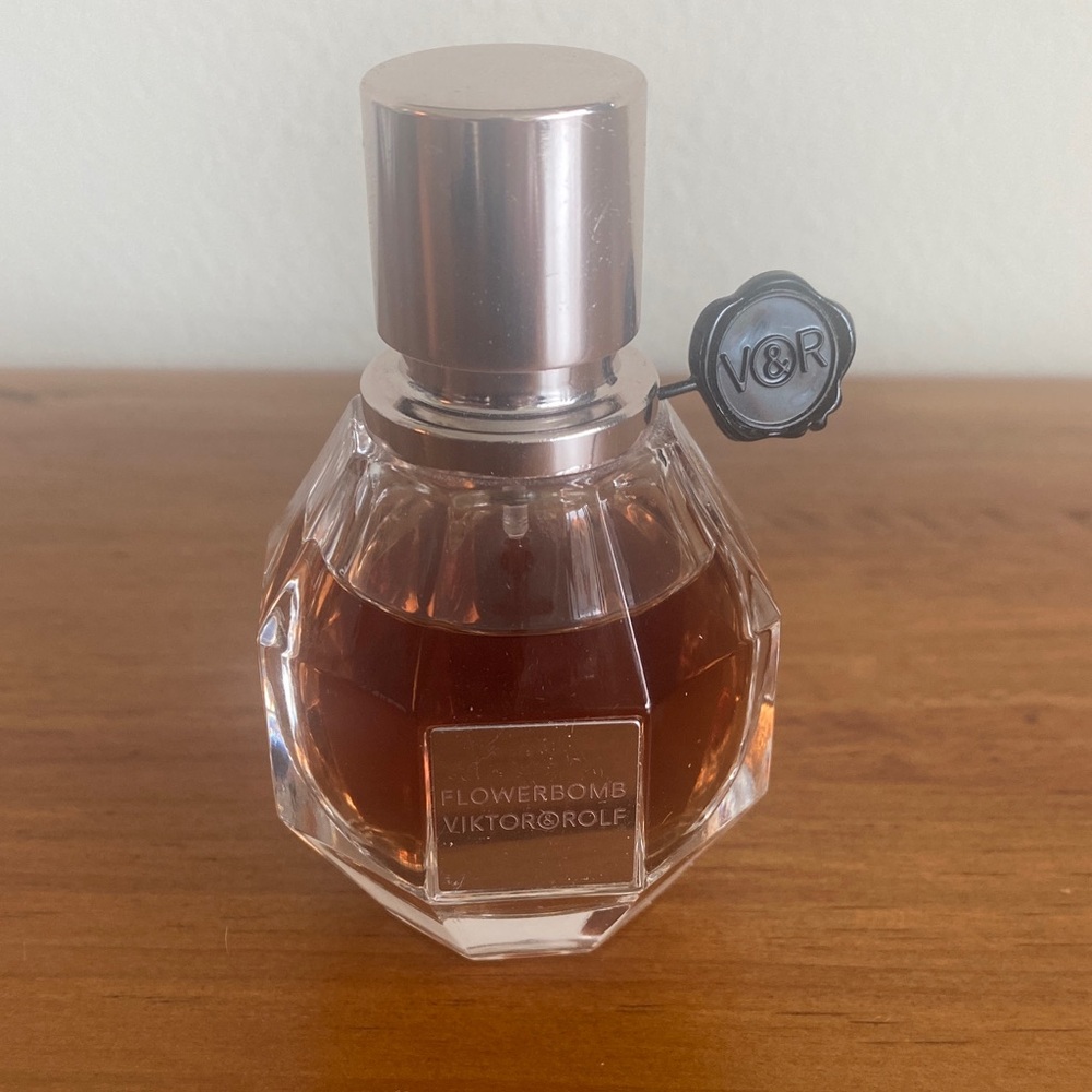 Viktor & Rolf Flowerbomb 1.0oz Eau de Parfum 95%